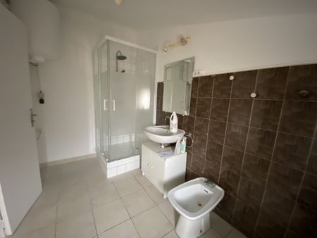 Location Appartement 2 pièces 46m² LA VALETTE DU VAR 83160 - Photo 3