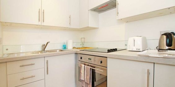 Lancaster Road, W11, London - Photo 3