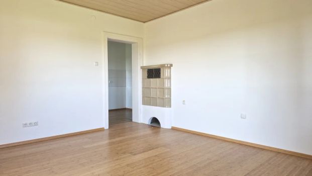 Idyllische 3-Zimmerwohnung mit Balkon und Kachelofen in Pastetten! - Foto 1