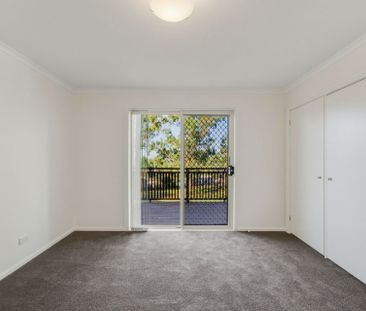 Spacious 3-Bed Family Home With Large Garage - Photo 4