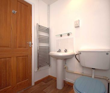 2 bed First Floor Maisonette for rent - Photo 6