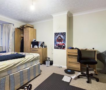 4 bedroom semi-detached house to rent - Photo 4