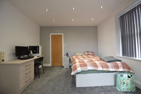 1 bedroom Flat in Cardigan Road, Leeds - Photo 3