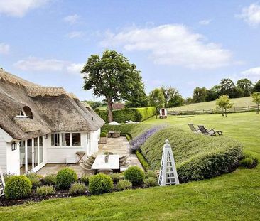 A beautifully presented thatched cottage finished to an exceptional... - Photo 4