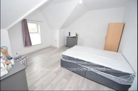 6 Bedroom Student Properties Leeds - Photo 5