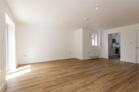 3 bedroom semi-detached house to rent - Photo 2