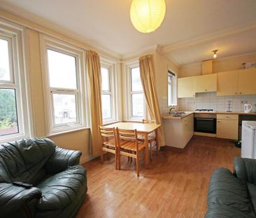 3 bedroom flat to rent - Photo 2