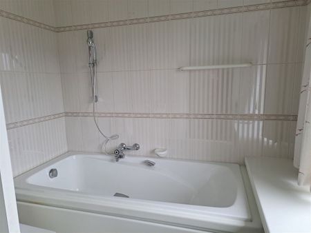 Villa met 4 slaapkamers, grote garage, veel parkeergelegenheid en een afgesloten tuin. - Photo 5