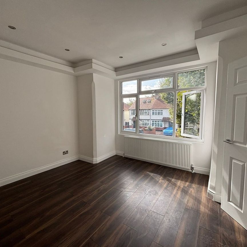 3 Bed Flat, Burnley Road, NW10 - Photo 1