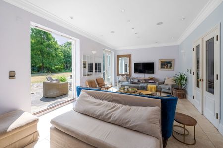 Heckets Court, Esher, KT10 - Photo 2