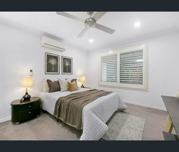 Luxury Family Living in the Heart of Robina Waters - Photo 5