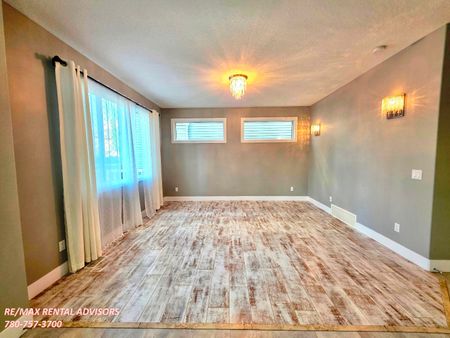 STUNNING 3 BED, 2.5 BATH SF HOME W/A BONUS ROOM & A DBL ATTACHED GARAGE IN THE COMMUNITY OF HARVEST RIDGE - Photo 2