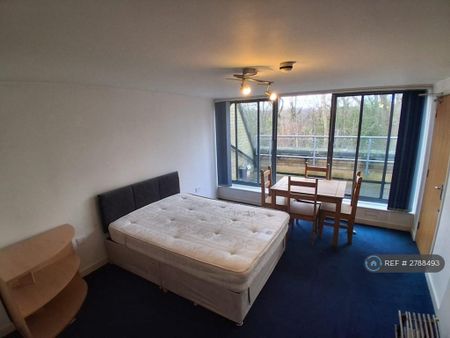 1 bedroom in a house share to rent - Photo 3