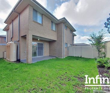 CHARMING 3 BEDROOM TOWNHOUSE IN THE HEART OF ROOTY HILL - Photo 1