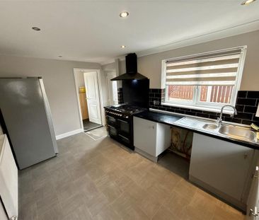 3 bedroom semi-detached house to rent - Photo 6