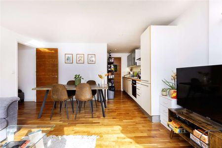 A two double bedroom apartment with private balcony set on the fifth floor of this iconic development close to Angel & Old Street. - Photo 5