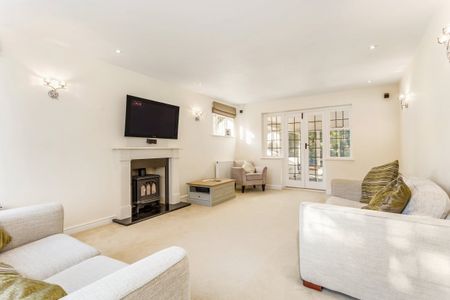 4 bedroom detached house to rent - Photo 2