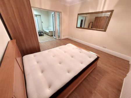 1 bedroom in a house share to rent - Photo 4