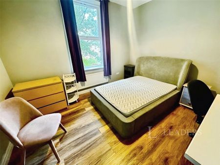 1 bedroom in a house share to rent - Photo 2