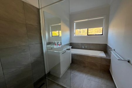 **APPLICATION PENDING** Stylish family living just 2.5km from town centre - Photo 5