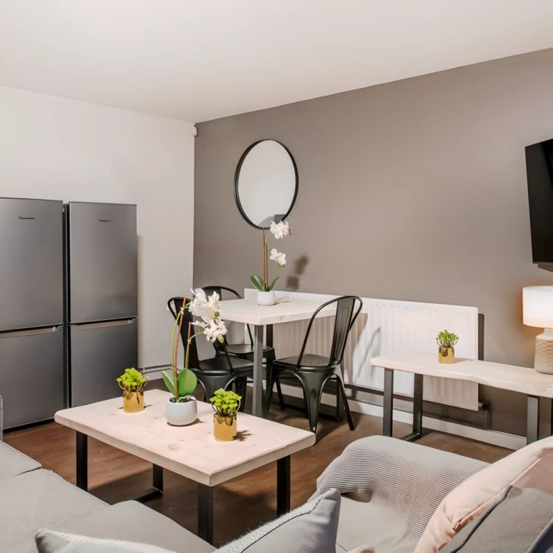 5 Bedrooms 2 Bathrooms - Photo 1