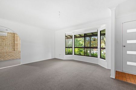 Lovely Family Home in Leafy Surrounds - Photo 3