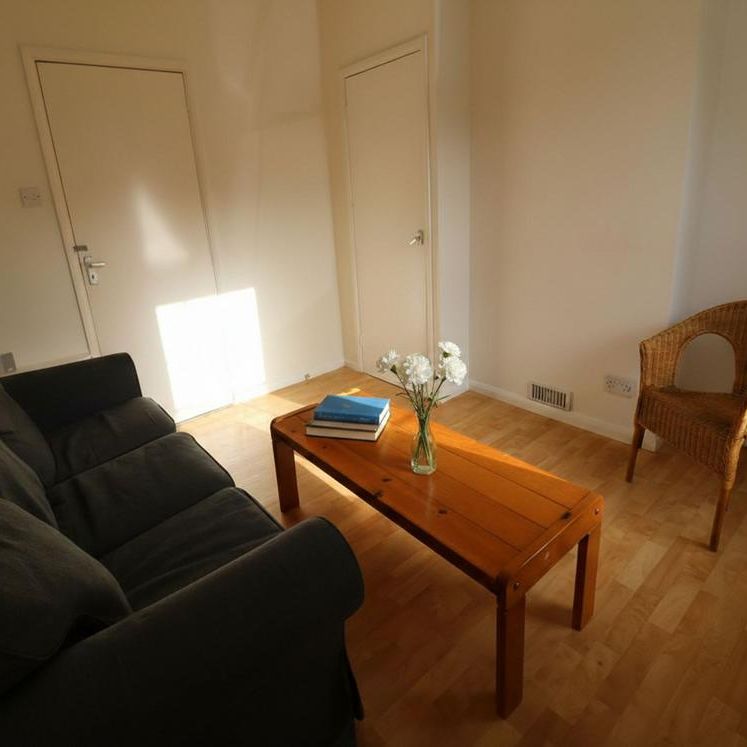 4 bedroom end of terrace house to rent - Photo 1