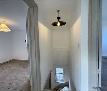 Newly refurbished 3 bed character cottage in sought after Wash Common. - Photo 1