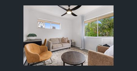 Dual Living Family Home with Air Conditioning In Quiet Cul-De-Sac! - Photo 4