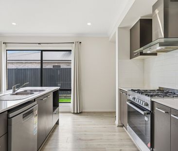 SPACIOUS OPEN LIVING FAMILY HOME - Photo 4