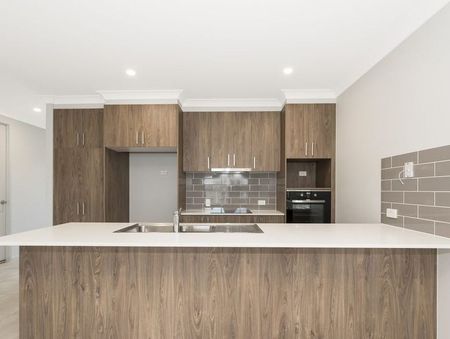 MODERN AND IMMACULATELY PRESENTED FAMILY HOME - Photo 4