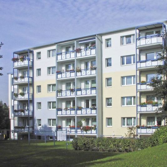 Über den Dächern Plauens - helle Familienwohnung mit modernem Tageslichtbad , kurzfristig bezugsfertig - Photo 1