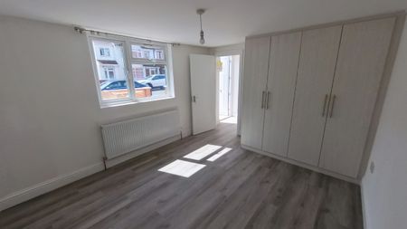 Scotts Road, Southall, UB2 5DE - Photo 3