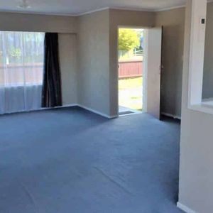3 Bedroom in Pukete - Photo 2
