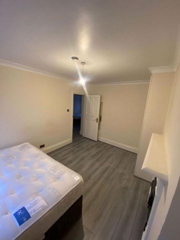 3 bedroom apartment to rent - Photo 4