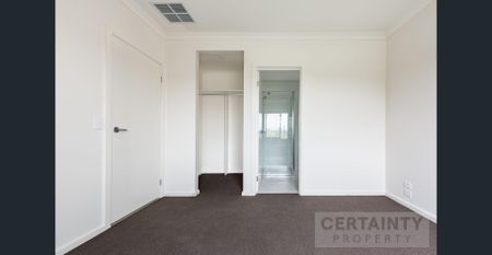 Beautiful Brand new 4-Bedroom Family Home in Wallan - Photo 2