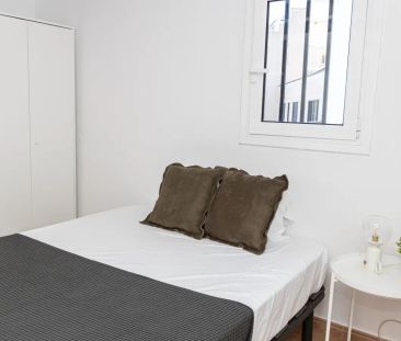 Room in a shared 3-bedroom apartment for rent in El Raval, professionals and students only - Photo 6