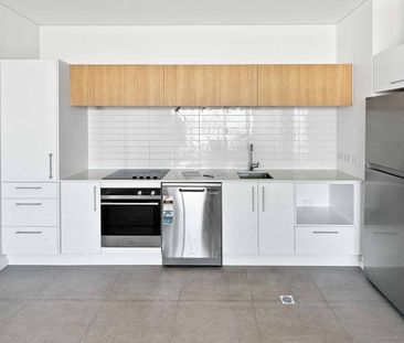 CITY CENTRE - SPACIOUS APARTMENT WITH CARPORT - Photo 5