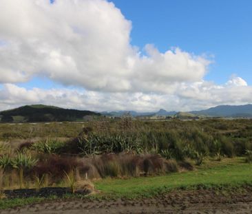 BRAND SPANKING NEW! - Photo 2