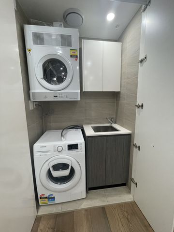 Modern Fully Furnished 1-Bedroom Plus Study Apartment in the Heart of Waterloo - Photo 5