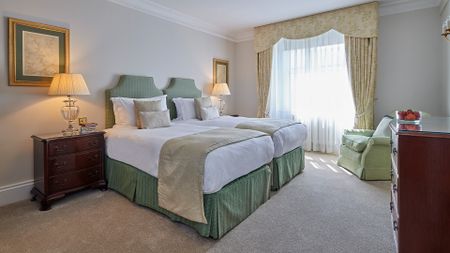 Luxury Three-Bedroom Apartment in Hyde Park Gate, Kensington, London SW7 - Photo 4