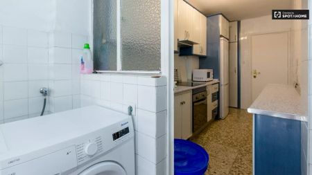 Room with double bed and private balcony for rent in 5-bedroom apartment in Ronda - Photo 2