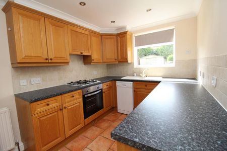 2 bedroom end of terrace house to rent - Photo 2