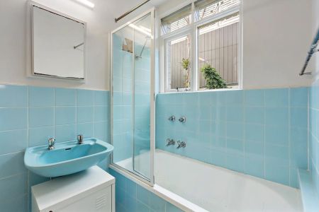 Charming 1-Bedroom Apartment in Prime St Kilda Location - Photo 5