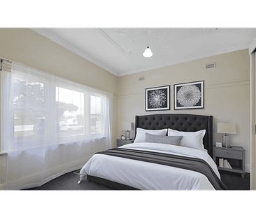 CHARMING 3 BEDROOM COTTAGE CLOSE TO TOWN!!! - Photo 6