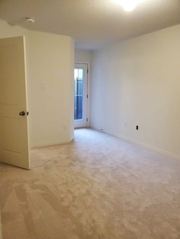 Three bedroom townhouse for.rent Bowmanville - Photo 3