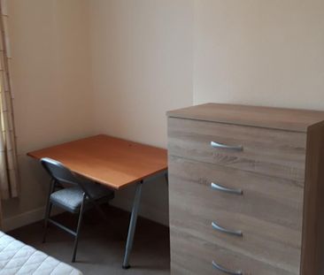 4 bedroom semi-detached house to rent - Photo 6