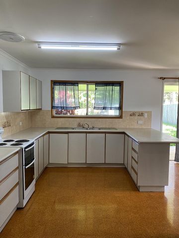 Family home in Cooran with Workshed - Photo 4