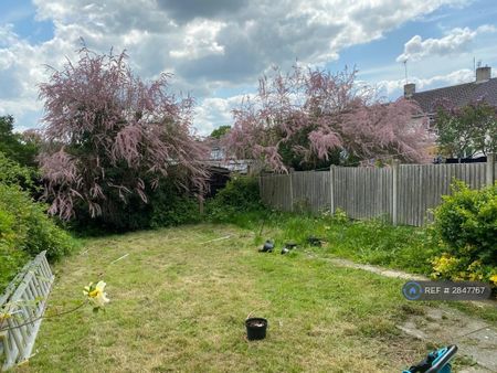 3 bedroom end of terrace house to rent - Photo 5