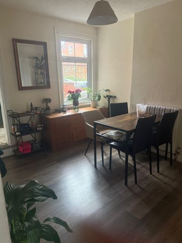 3 Bed End Terrace, Elgar Road South, RG2 - Photo 3